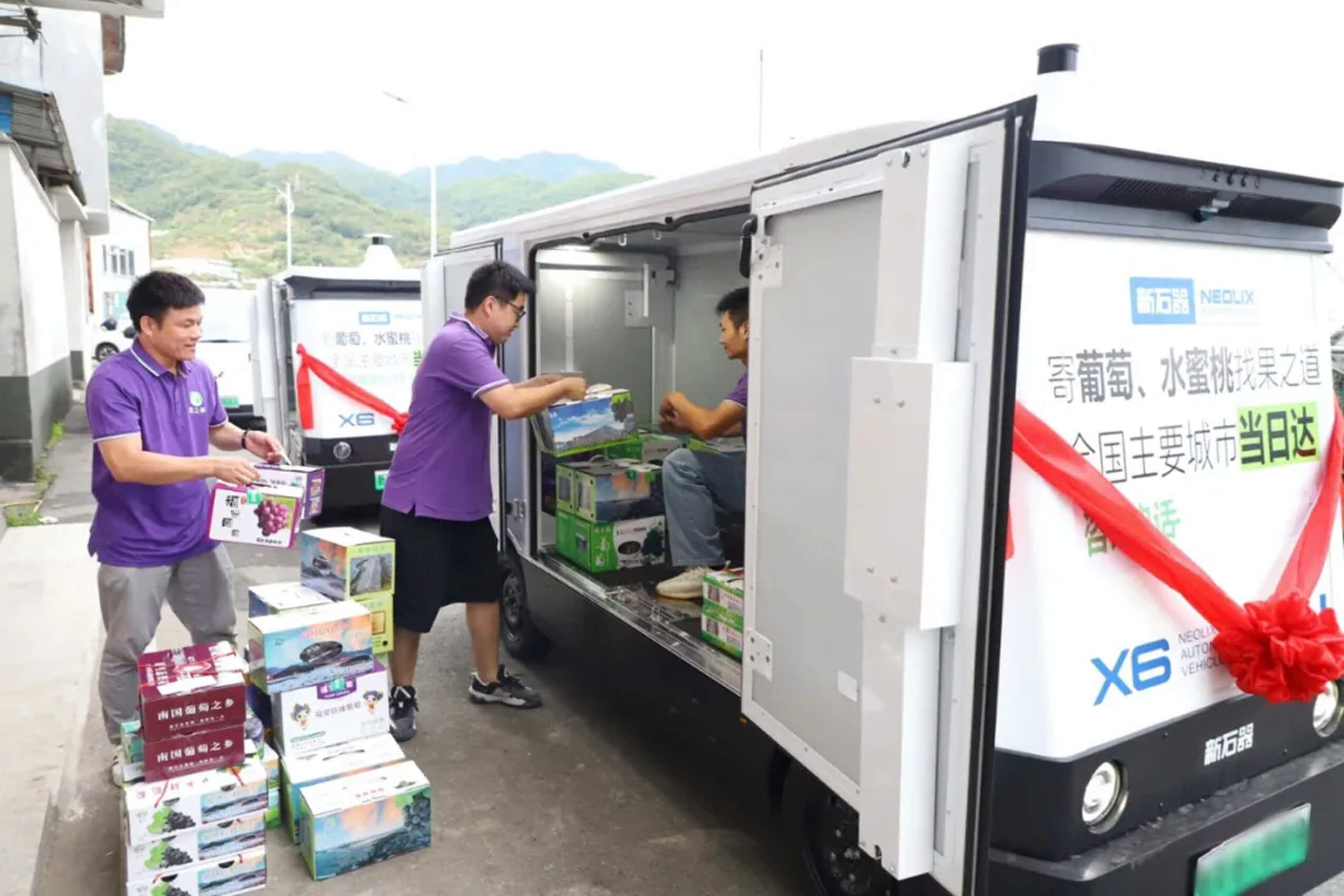Autonomous vehicles deployed for fruit collection in Fu'an grape and peach production areas. Photo by Li Guang